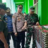 BAGIKAN: Sejumlah aparat saat SPPG dalam rangka program Makan Bergizi Gratis di SDN Gudang 1, kemarin.