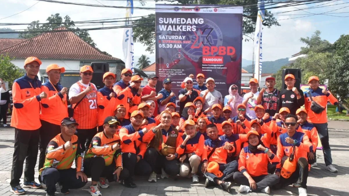 BERSAMA: Anggota BPBD Kabupaten Sumedang saat kegiatan Sumedang Walkers, baru-baru ini.