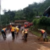 EVAKUASI: Sejumlah personil BPBD bersama Damkar saat membersihkan longsor di ruas jalan Sumedang-Subang Kecama