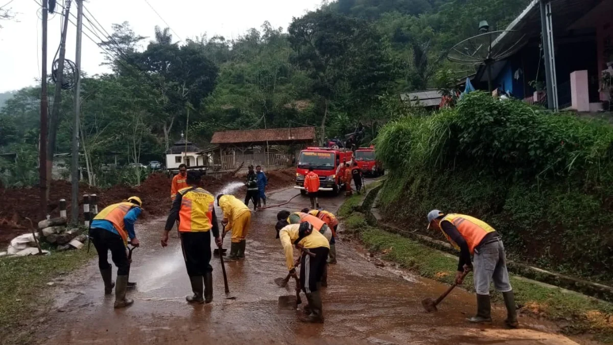 EVAKUASI: Sejumlah personil BPBD bersama Damkar saat membersihkan longsor di ruas jalan Sumedang-Subang Kecama