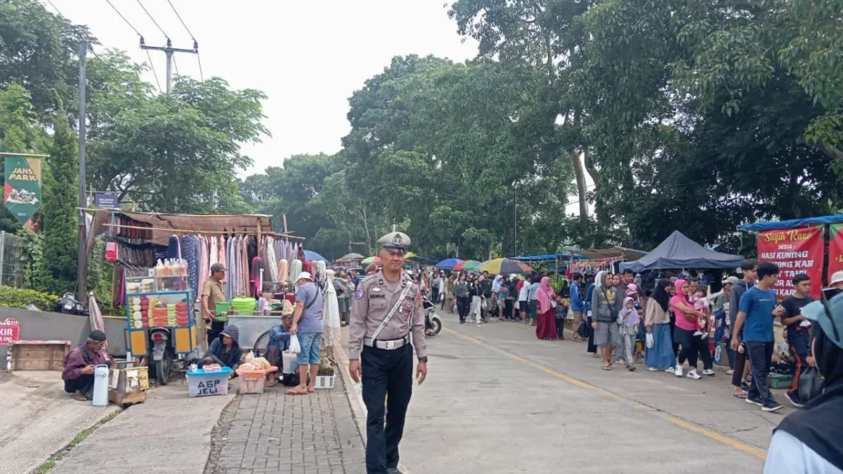 AMANKAN: Personil kepolisian saat berjaga saat kegiatan pasar tumpah di Jatinangor, baru-baru ini.AMANKAN: Per