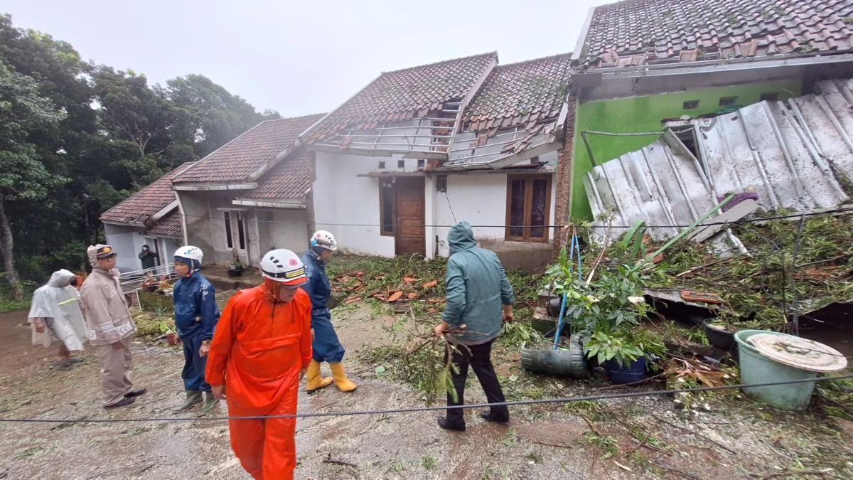 RUNTUH: Dua rumah rusak tertimpa pohon albasiah yang tumbang di Desa Girimukti Kecamatan Sumedang Utara.