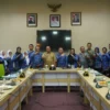 KOMITMEN: Pj Bupati Yudia saat memimpin rapat evaluasi bersama PDAM Tirta Medal Sumedang di Ruang Rapat Cakrab