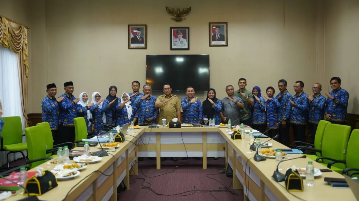 KOMITMEN: Pj Bupati Yudia saat memimpin rapat evaluasi bersama PDAM Tirta Medal Sumedang di Ruang Rapat Cakrab