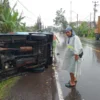 KECELAKAAN: Seorang warga saat melakukan evakuasi mobil angkot 02 di Dusun Babakanbuah RT 003 RW 001 Desa Lego