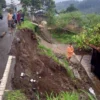 TERDAMPAK: Jalur Tanjungsari Cijambu yang mengalami longsor.