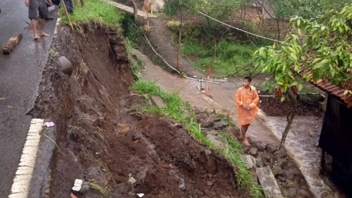 TERDAMPAK: Jalur Tanjungsari Cijambu yang mengalami longsor.