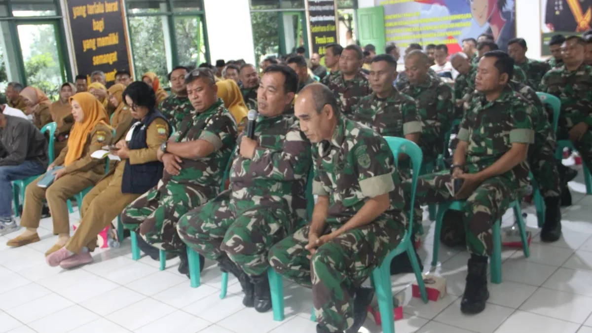 TARGETKAN: Sejumlah aparat saat Sosialisasi Penyerapan Gabah dan Beras Petani. Kegiatan berlangsung di Makodim