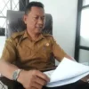 STABILKAN HARGA: Kepala Bidang Ketahanan Pangan DPKP Kabupaten Sumedang Iwan Gustiawan saat berbincang dengan