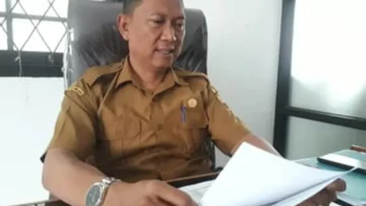 STABILKAN HARGA: Kepala Bidang Ketahanan Pangan DPKP Kabupaten Sumedang Iwan Gustiawan saat berbincang dengan