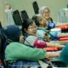 BERI MANFAAT: Sejumlah karyawan saat mendonorkan darahnya dalam rangka Bulan K3 nasional di PT Kahatex, baru-b