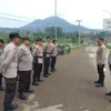 ANTISIPASI: Personil Polsek Jatinangor saat apel pengamanan di Pintu Gerbang Tol Jatinangor, baru-baru ini.