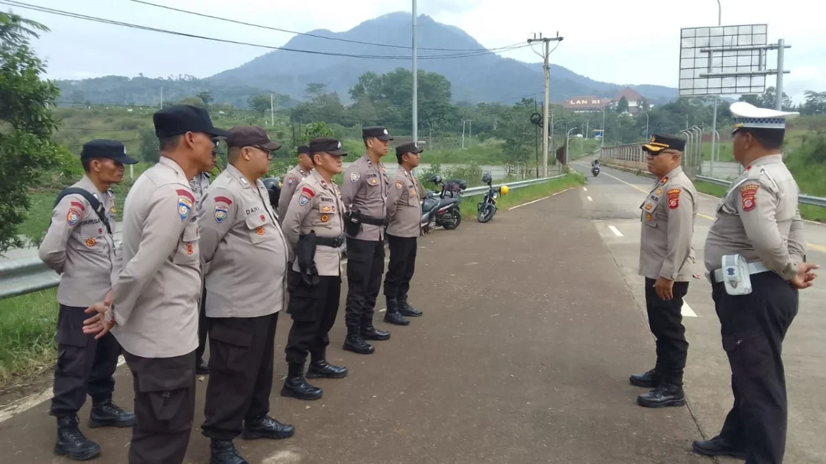 ANTISIPASI: Personil Polsek Jatinangor saat apel pengamanan di Pintu Gerbang Tol Jatinangor, baru-baru ini.