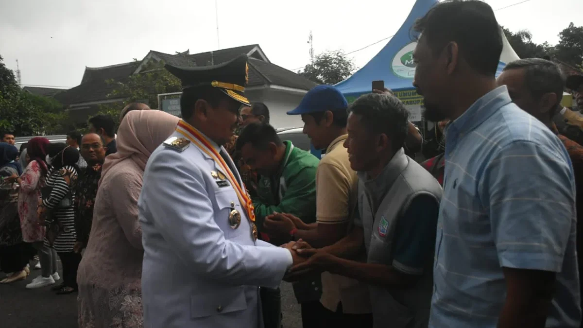 Warga Sumedang Sambut Kedatangan Bupati Dony dan Wabup Fajar Usai Dilantik Presiden