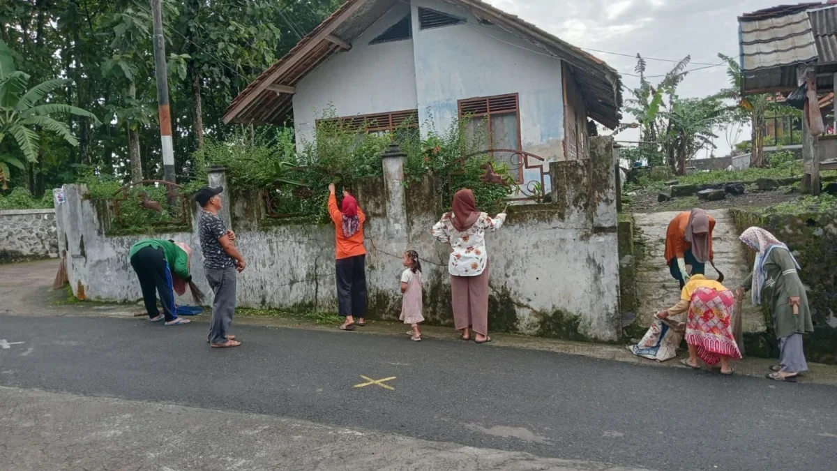 BERSAMA: Kepala Desa Kebonjati Jajang, saat monitoring kegiatan Opsih lingkungan di Dusun Sukakerta, baru-baru