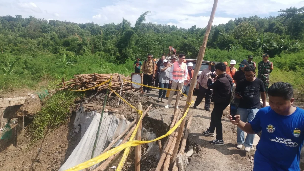 TANGANI: Wakil Bupati Sumedang, Fajar Aldila saat meninjau langsung kondisi jalan yang rusak di Haurpapak Desa