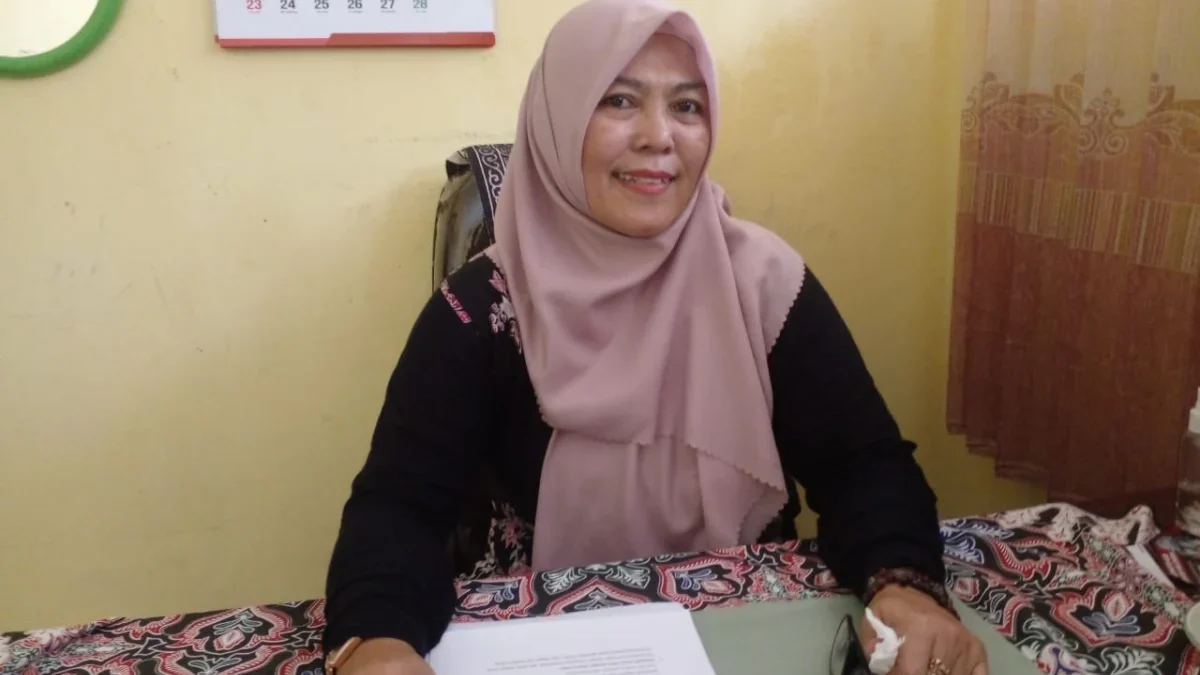 OPTIMIS: Kepala SMPN 7 Sumedang, Rini Kusmayanti, S.Pd., saat memaparkan penerapan Tujuh Program Kebiasaan Ana