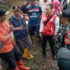 TINJAU: Anggota DPRD Sumedang Fraksi PKS dr. Iwan Nugraha, meninjau langsung lokasi terdampak banjir dan menyo