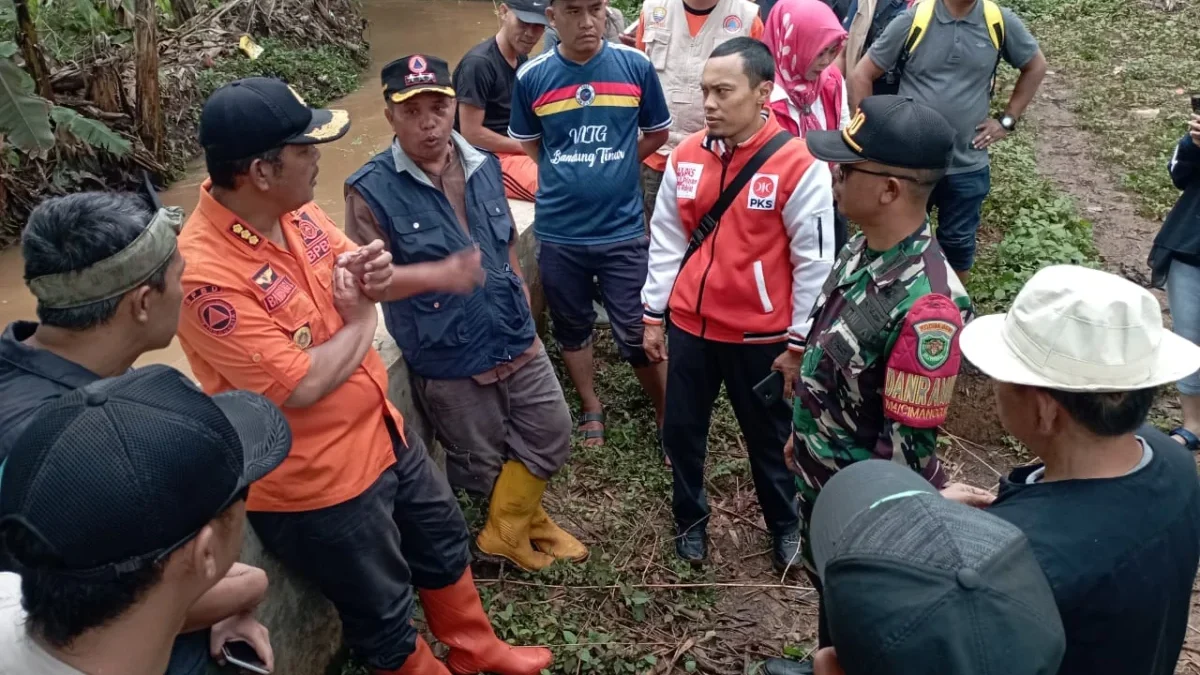 TINJAU: Anggota DPRD Sumedang Fraksi PKS dr. Iwan Nugraha, meninjau langsung lokasi terdampak banjir dan menyo