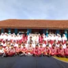 BERSAMA: Guru wali kelas 6 SDN Sindang II Muhammad Teguh Hermawan saat bersama siswa di sekolahnya, kemarin.