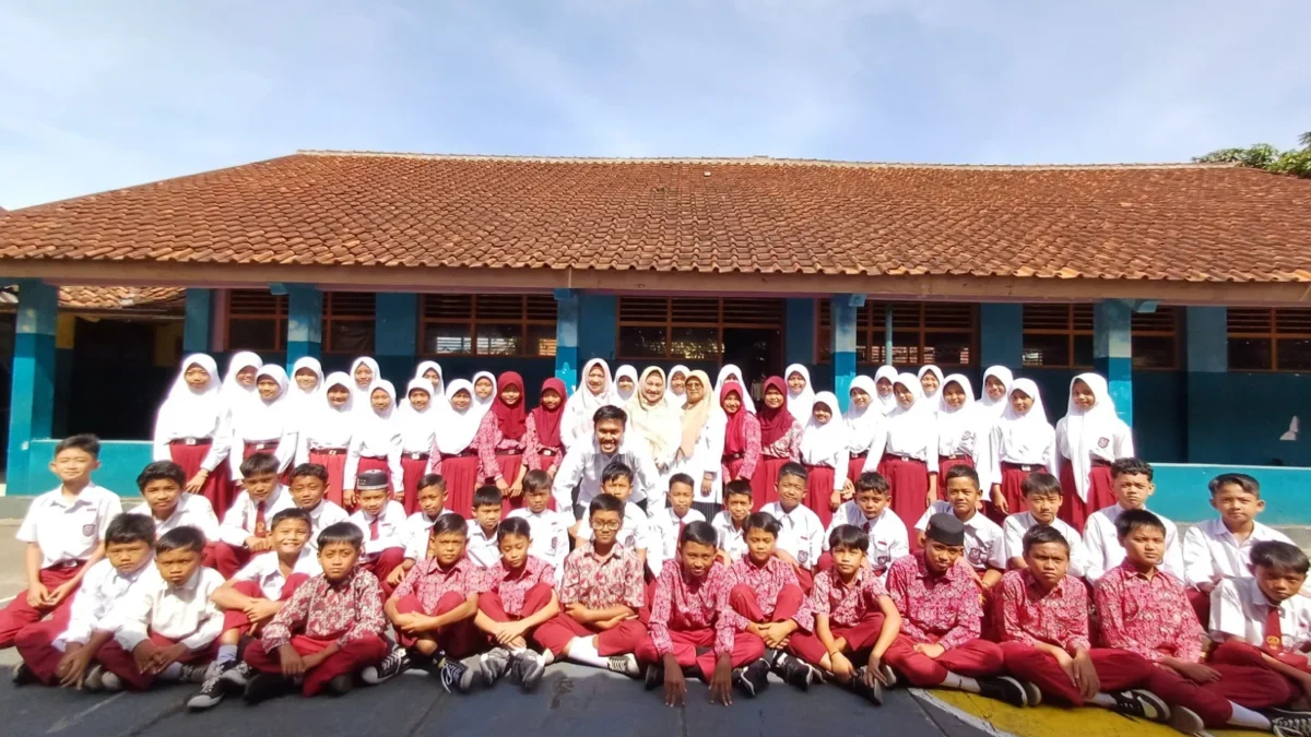 BERSAMA: Guru wali kelas 6 SDN Sindang II Muhammad Teguh Hermawan saat bersama siswa di sekolahnya, kemarin.