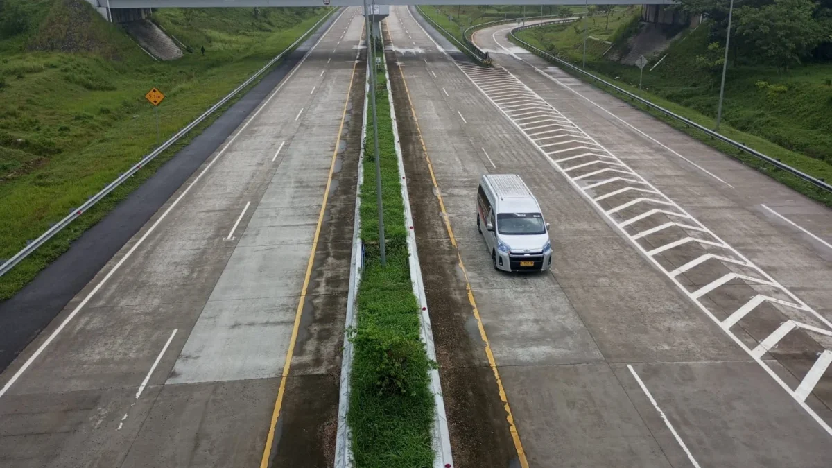 BERMASALAH: Sebuah mobil melintas di jalan Tol Cisumdawu. Pembangunan Tol Cisumdawu masih menyisakan masalah d