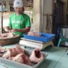 NAIK: Seorang pedagang daging ayam mengaku adanya kenaikan menjelang bulan ramadan.