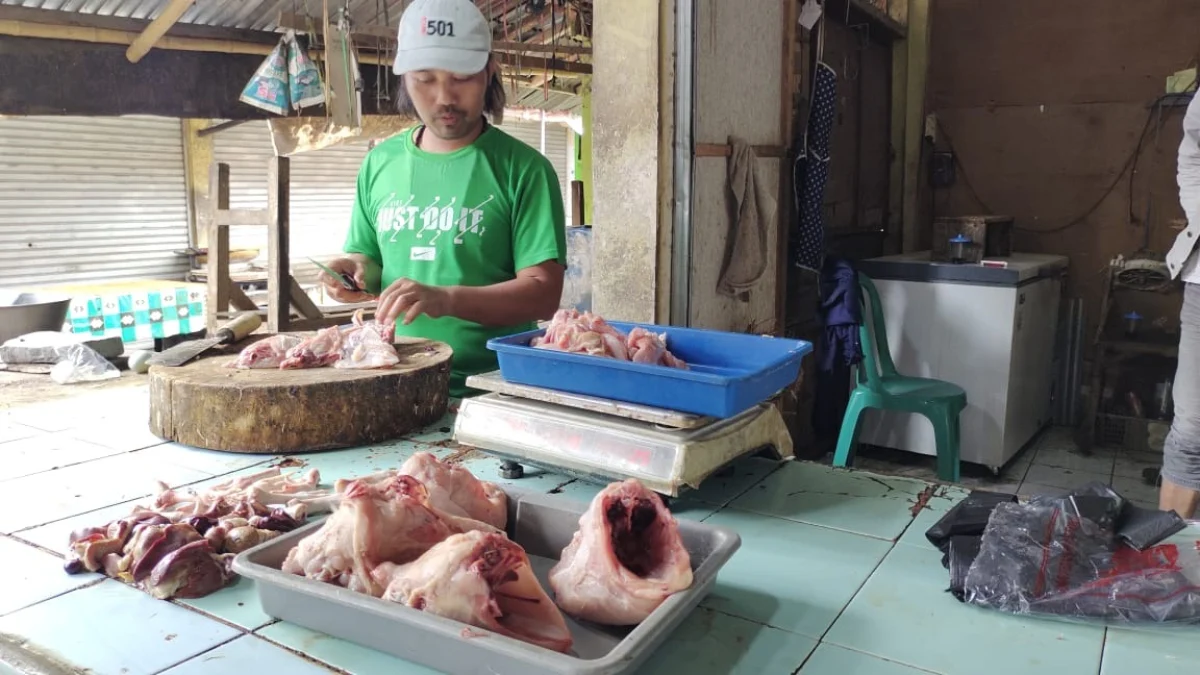 NAIK: Seorang pedagang daging ayam mengaku adanya kenaikan menjelang bulan ramadan.