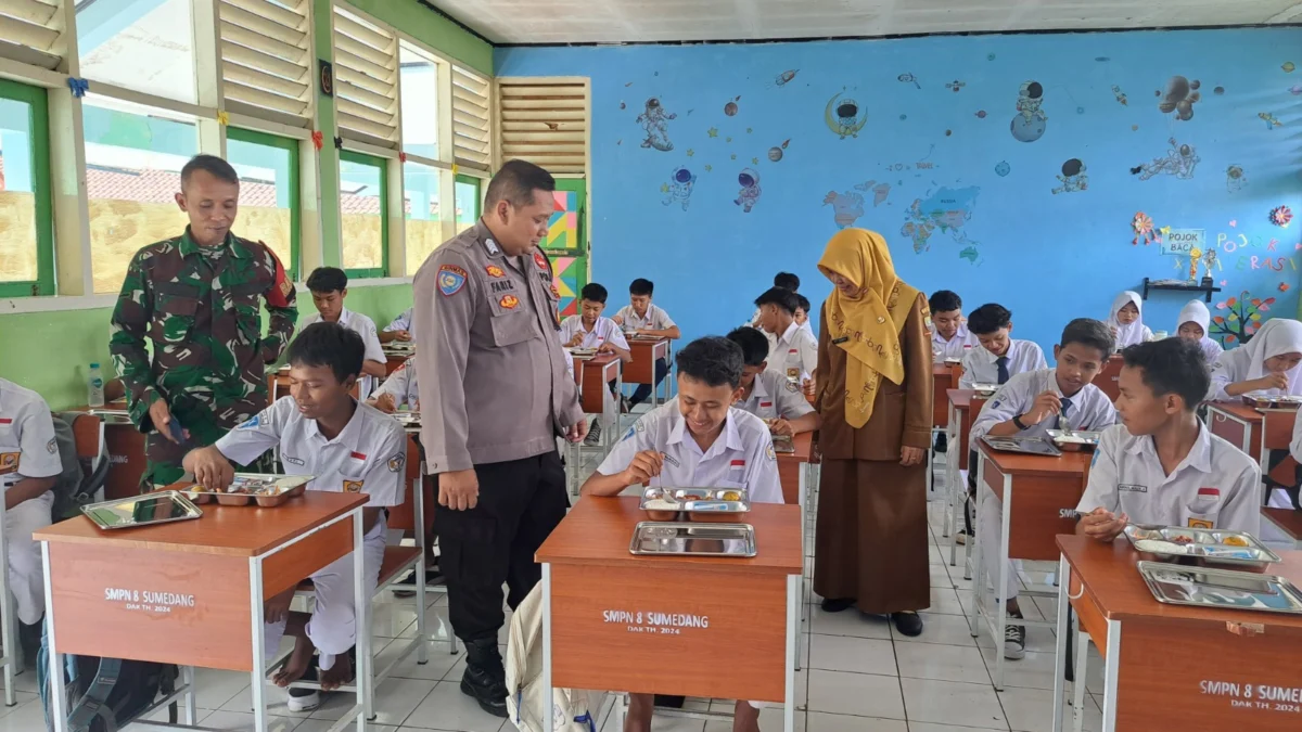 ANTUSIAS: Petugas saat memonitoring makan bergizi gratis di SMPN 8 Sumedang, baru-baru ini.