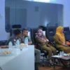 MELONJAK: Sekda Tuti Ruswati saat mengikuti Zoom Meeting Pengendalian Inflasi Tahun 2025 yang digelar Kemendag