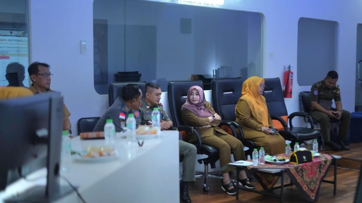 MELONJAK: Sekda Tuti Ruswati saat mengikuti Zoom Meeting Pengendalian Inflasi Tahun 2025 yang digelar Kemendag