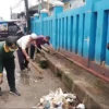 JAGA LINGKUNGAN: Kepala UPTD Pasar Tanjungsari, M. Naser bersama petugas lainnya saat melakukan bersih-bersih,