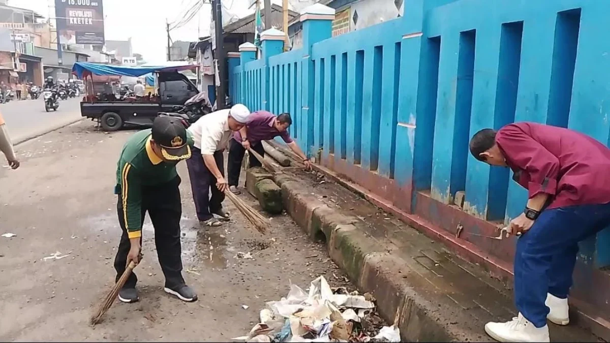 JAGA LINGKUNGAN: Kepala UPTD Pasar Tanjungsari, M. Naser bersama petugas lainnya saat melakukan bersih-bersih,