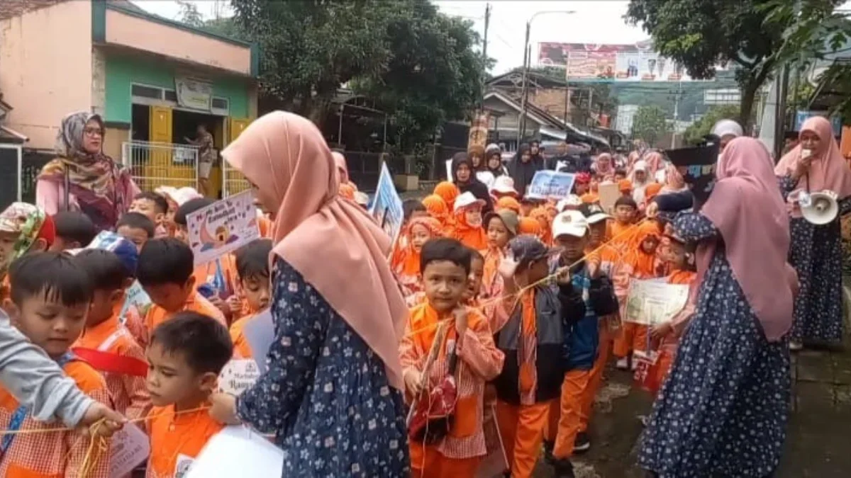 MENYAMBUT: Kegiatan Tarhib Ramadan gerak jalan santai anak-anak TK Sholahuddin Al Ayyubi Sumedang, menyusuri J