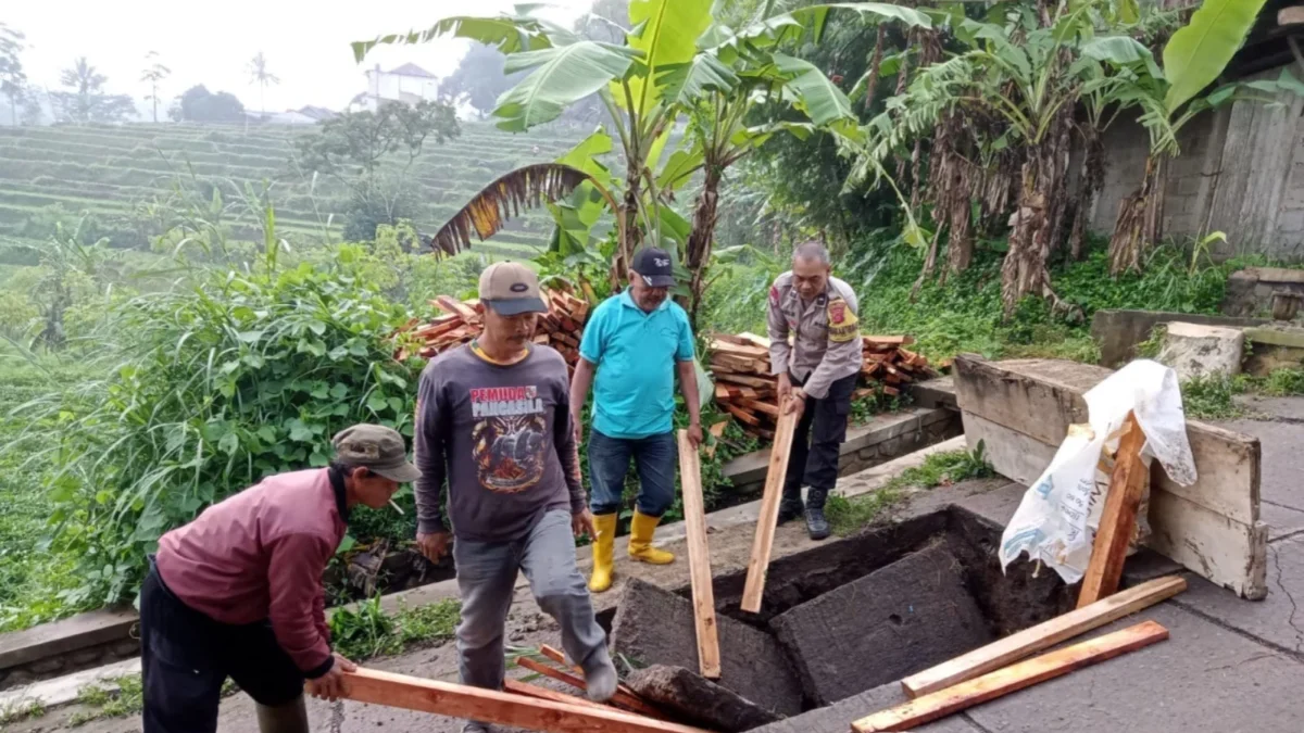 BERSAMA: Warga Desa Kutamandiri Kecamatan Tanjungsari bergotong royong memperbaiki jalan amblas, baru-baru ini