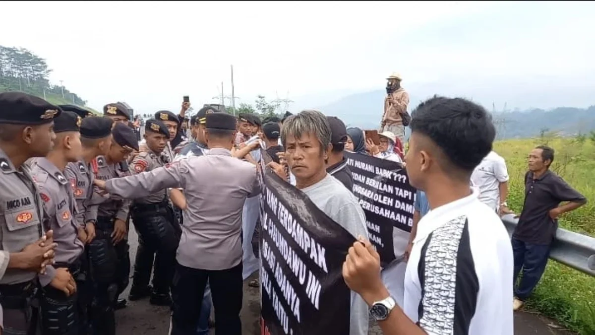 ORASI: Puluhan warga dari tiga desa di Kecamatan Sumedang Utara melakukan unjuk rasa menuntut ganti rugi dari