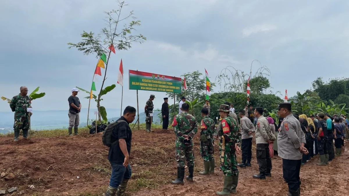 INISIATIF: Sejumlah aparat saat penanaman bibit pohon buah-buahan dan pohon keras di Desa Linggajaya, Rabu (26