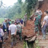 BERSAMA: Warga Desa Haurngombong bersama aparat saat bergotong royong memperbaiki pipa air akibat longsor, bar