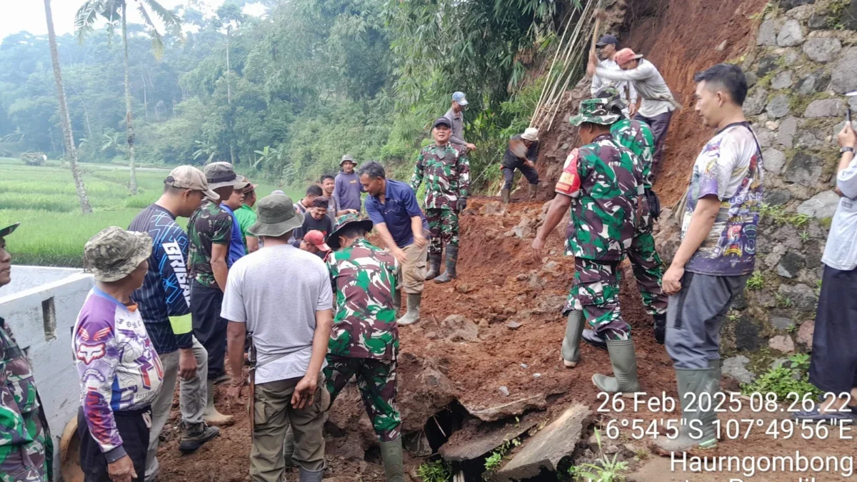 BERSAMA: Warga Desa Haurngombong bersama aparat saat bergotong royong memperbaiki pipa air akibat longsor, bar