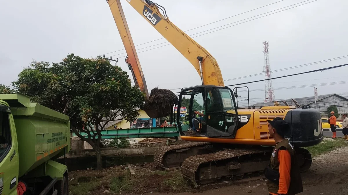 KERAHKAN: BPBD Jabar bersama BBWS Citarum saat melakukan pengerukan sungai Cimande menggunakan alat berat.