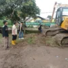 TURUN TANGAN: LSM GMBI Kabupaten Sumedang melakukan pengawasan pengerukan Sungai Cimande di Desa Cihanjuang, b