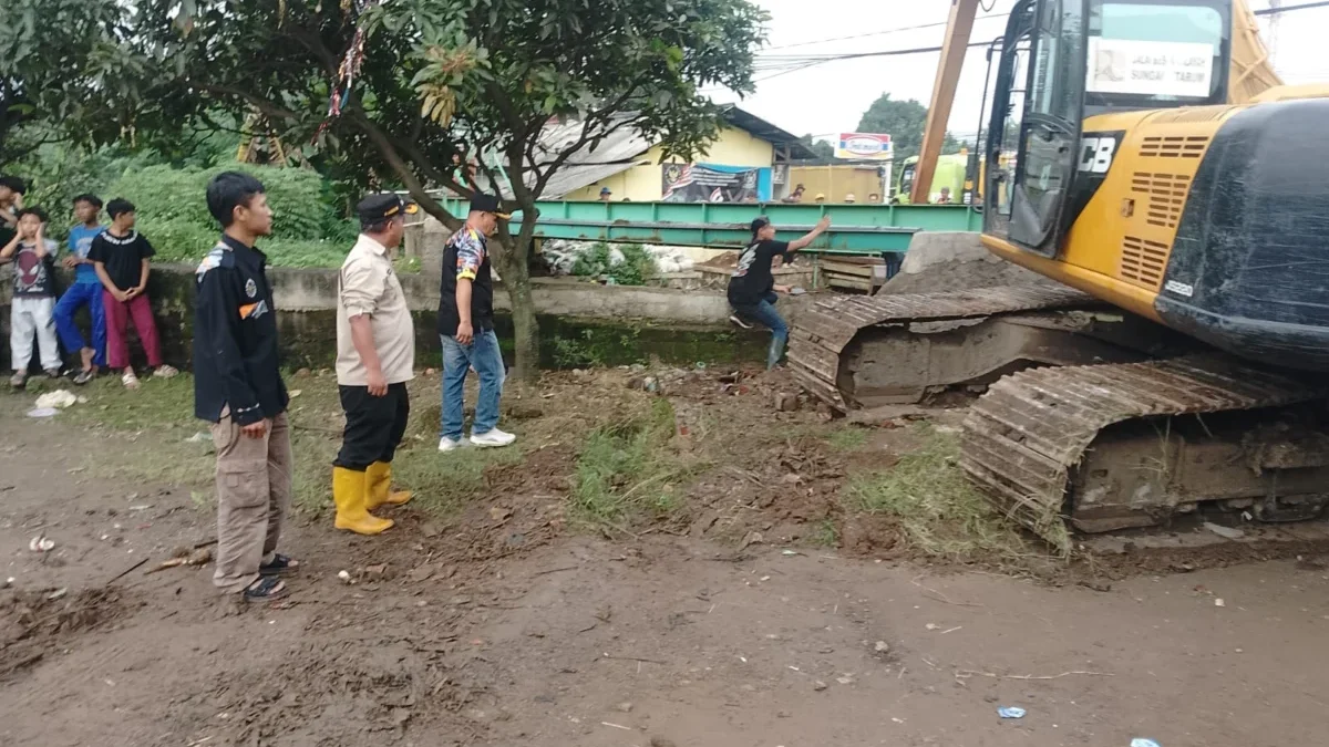 TURUN TANGAN: LSM GMBI Kabupaten Sumedang melakukan pengawasan pengerukan Sungai Cimande di Desa Cihanjuang, b