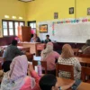 DISKUSI: Kepala SDN Sukasirna 1 Inggrit Gantina saat mediasi bersama guru, orang tua siswa guna menyelesaikan