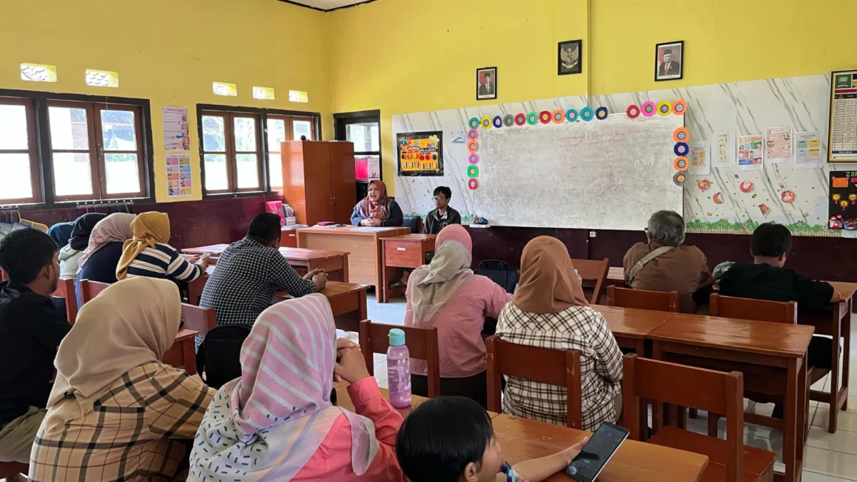 DISKUSI: Kepala SDN Sukasirna 1 Inggrit Gantina saat mediasi bersama guru, orang tua siswa guna menyelesaikan