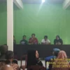 MUSYAWARAH: Pemerintah Desa Cikahuripan saat menggelar audiensi bersama warga mengenai transparansi anggaran d