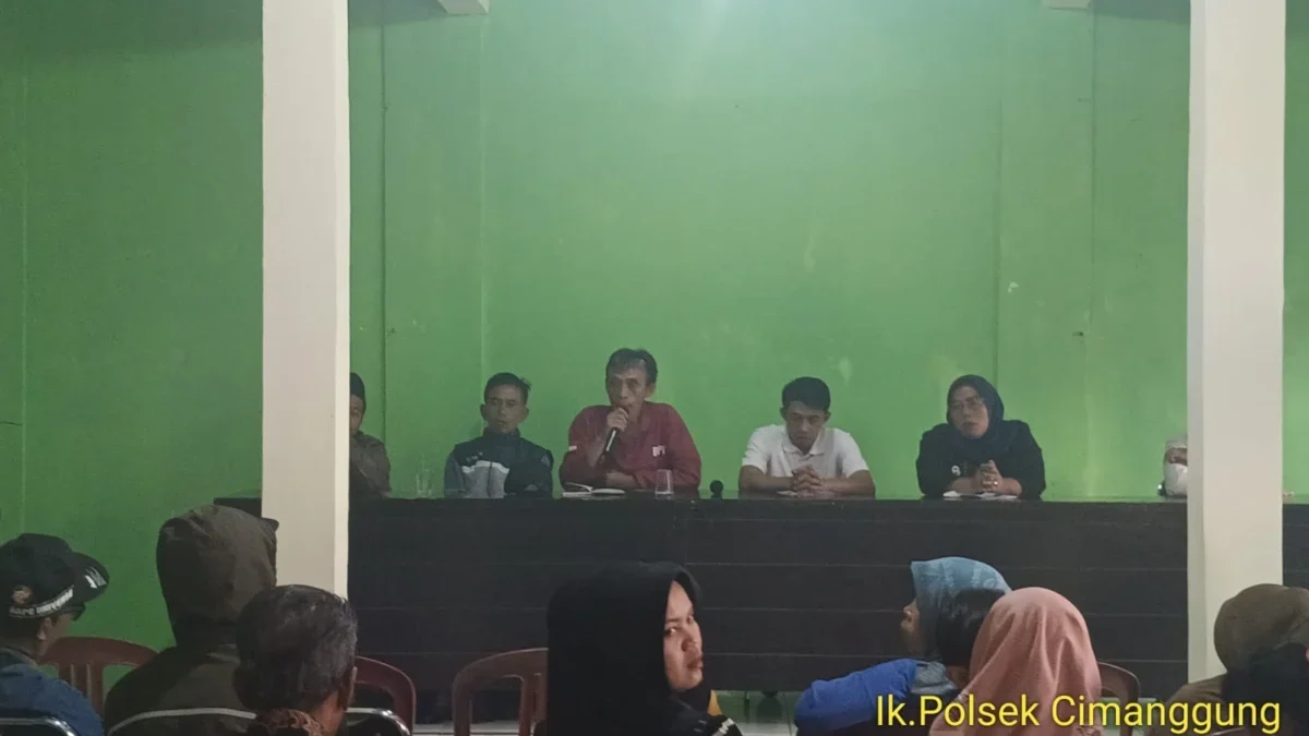 MUSYAWARAH: Pemerintah Desa Cikahuripan saat menggelar audiensi bersama warga mengenai transparansi anggaran d