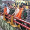 Kepala Kantor SAR Bandung, Ade Dian bersama DPRD, BPBD, BBWS serta pemerintah Kecamatan Cimanggung saat melaku