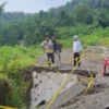 Cinot Tinjau Jalan Longsor di Haurpapak, Dorong Prioritas Perbaikan