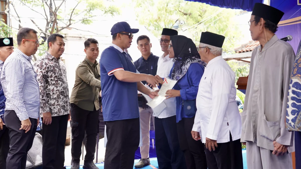 Menteri Nusron Serahkan Sertifikat Kepada Masyarakat Kampung Nelayan Muara Angke