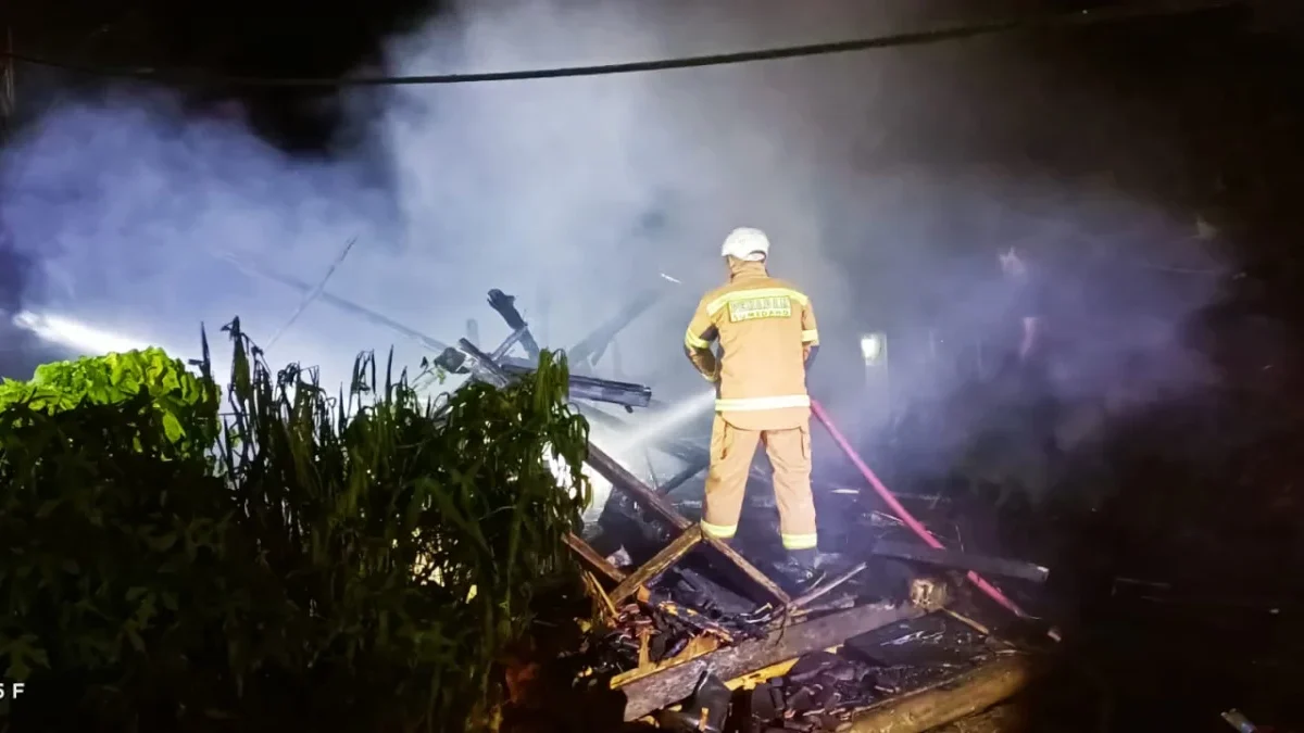 Kebakaran Rumah Panggung di Dusun Sukatani, Damkar Sumedang Beraksi Cepat